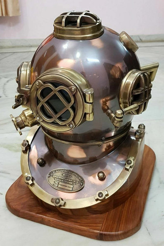 Taucherhelm aus stahl und - stahl,